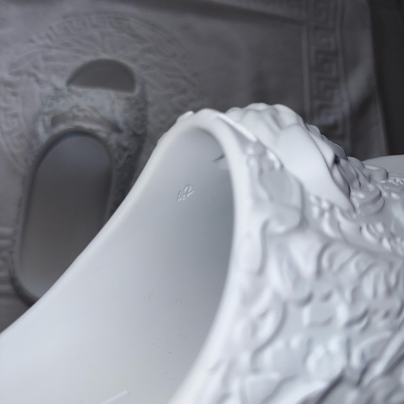 Authentic Versace Medusa White Pool Slides Size 42 EU Like New. No Box - Picture 4 of 4